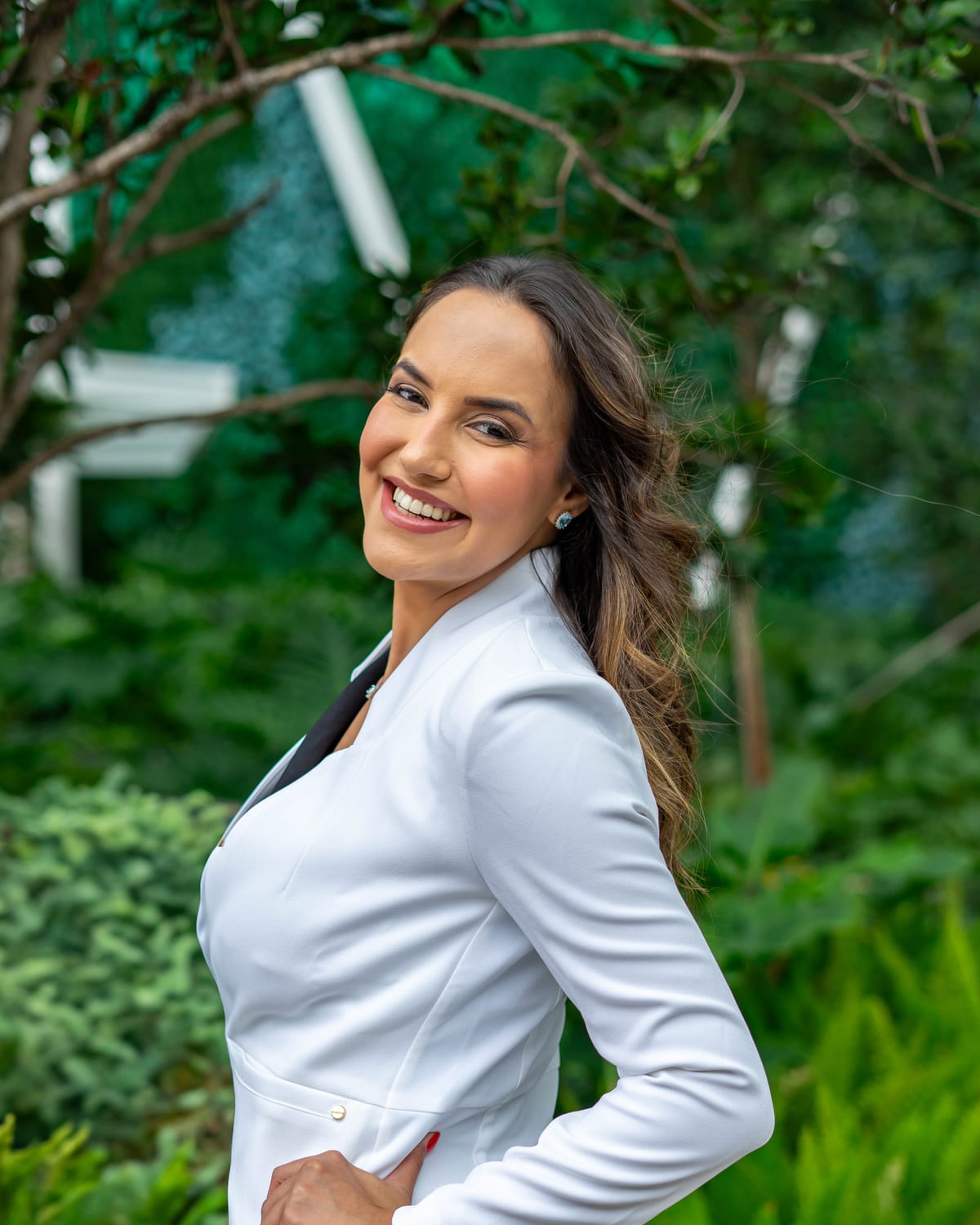 Dra. Ana Carolina Medina em atendimento, de jaleco branco.